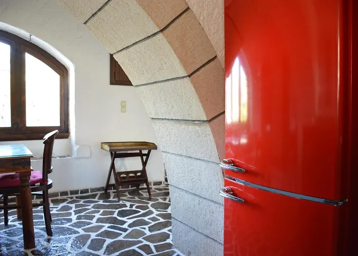 Fylakopi Private Pool Retreat For 6 *